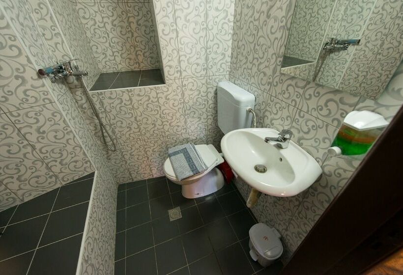 דירת חדר בקומת קרקע, Knights Of The Old Town