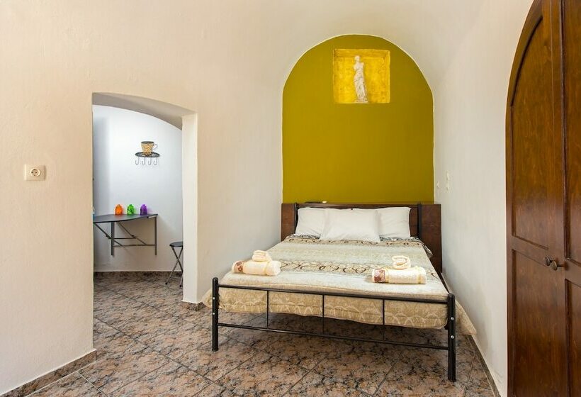 דירת חדר בקומת קרקע, Knights Of The Old Town