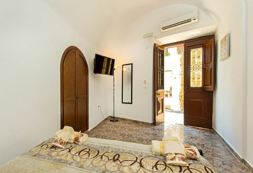 דירת חדר בקומת קרקע, Knights Of The Old Town