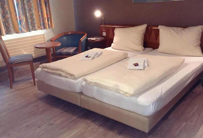 스탠다드 룸, Alt Montjoie