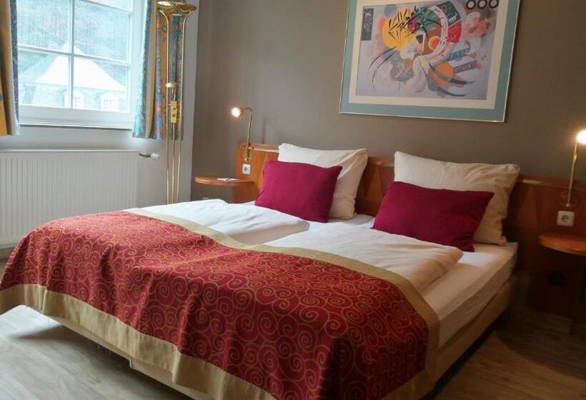 수피리어 룸, Alt Montjoie