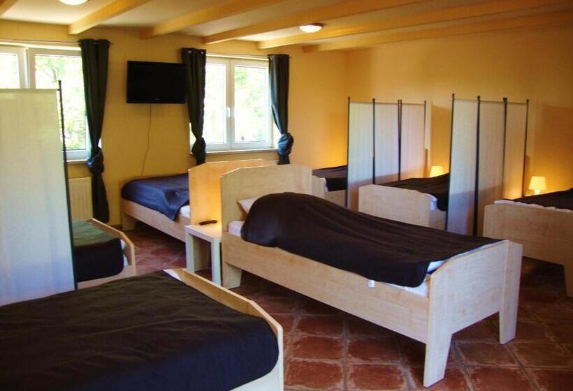 Кровать в Общей Комнате, Apart Hotel Sarstedter Hof