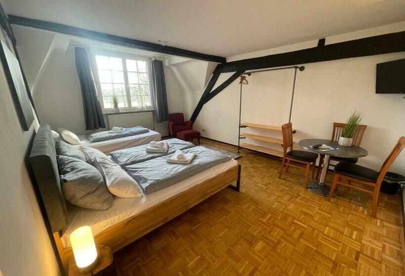 标准三人间, Schloss Walbeck