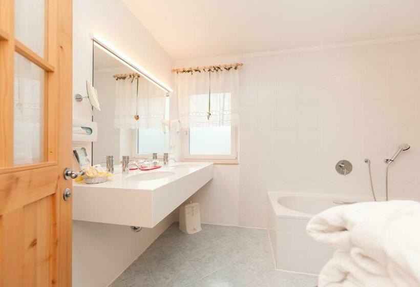 高级三人间, Tann