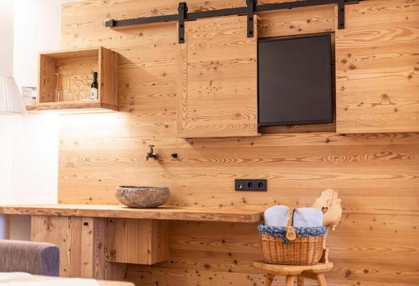 小型套房带阳台, Tann