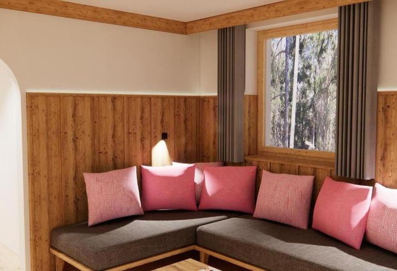 高级小型套房, Tann