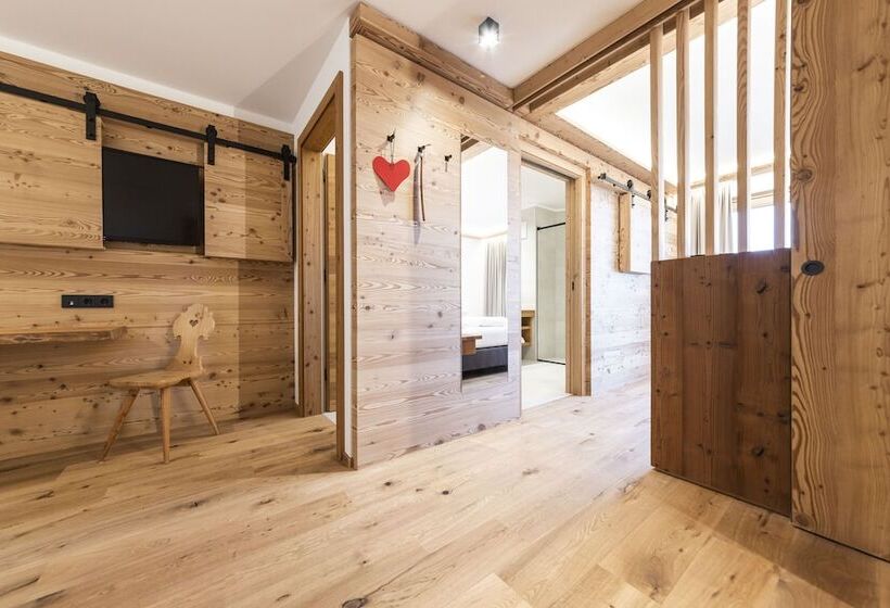 小型套房带阳台, Tann