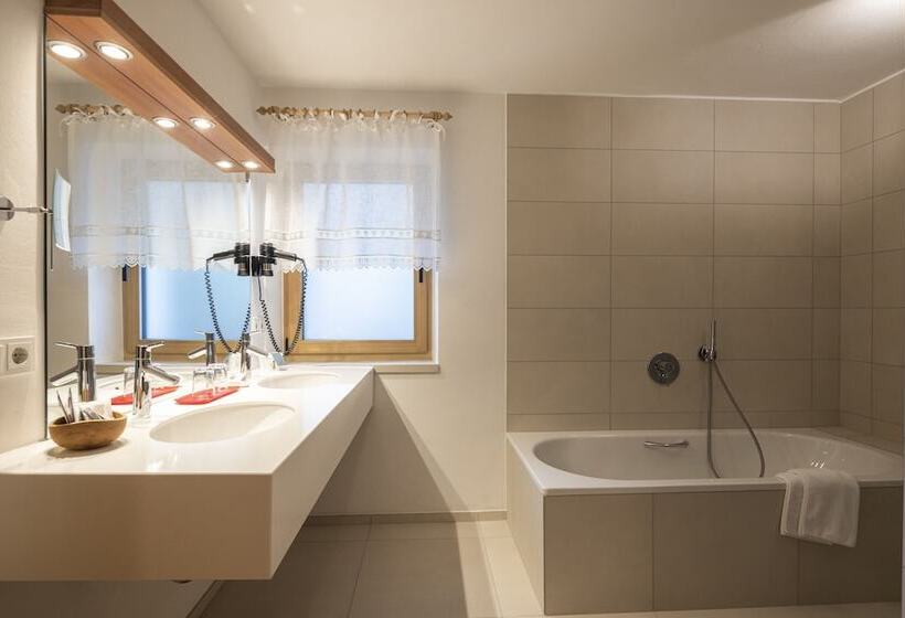 高级三人间, Tann