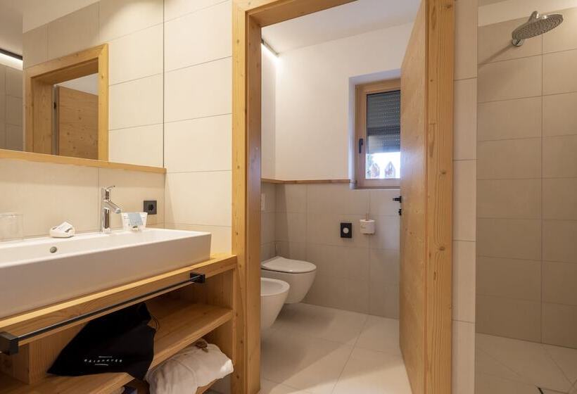 小型豪华套房, Tann