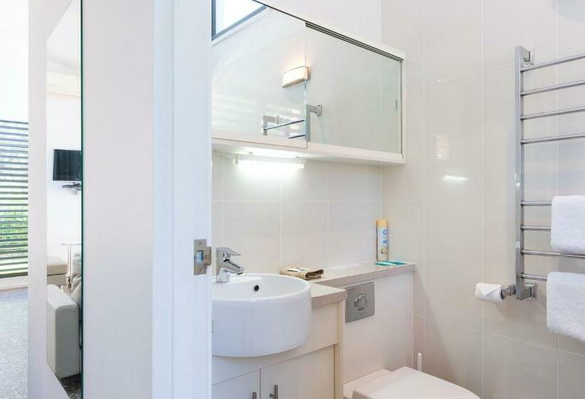 Апартаменты 1 Спальня, By The Beach B&b Self Contained Apartments
