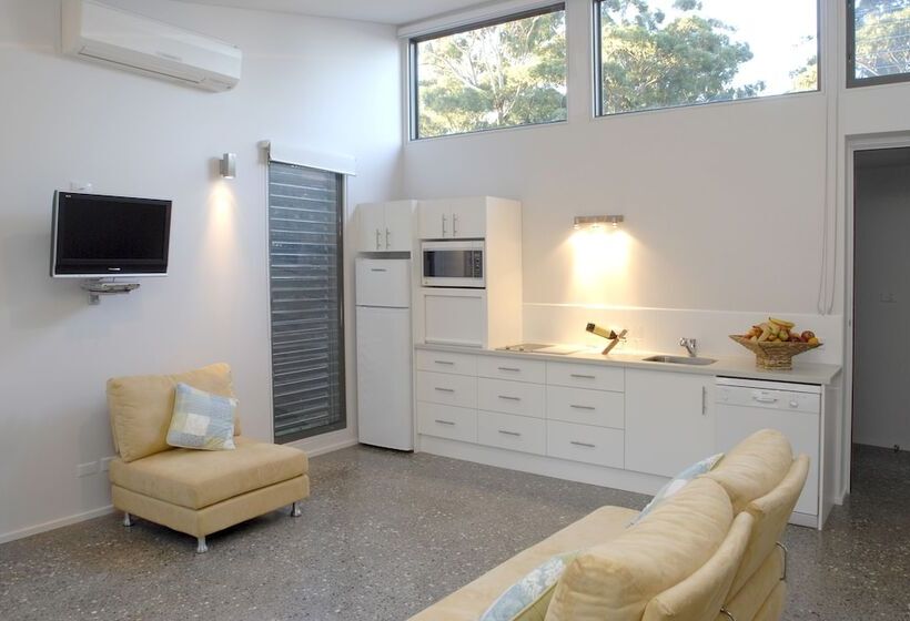 Апартаменты 1 Спальня, By The Beach B&b Self Contained Apartments