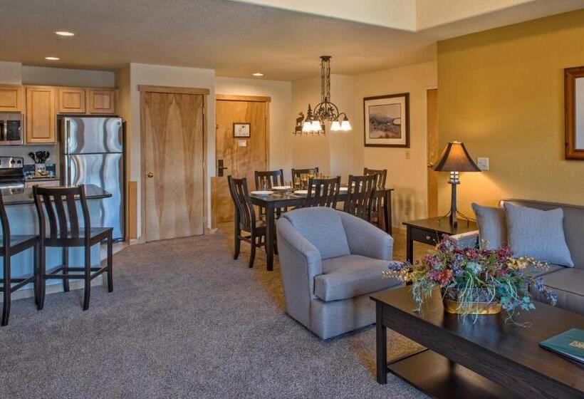 דירת שלושה חדרים, Grand Timber Lodge