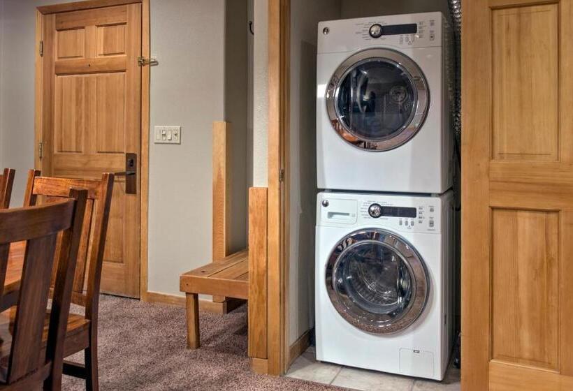 דירת שלושה חדרים, Grand Timber Lodge