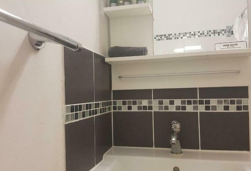 اتاق خانوادگی, Kimberley Croc Motel