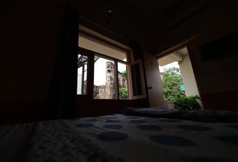 Номер Deluxe, Chitra Katha A Story Per Stay