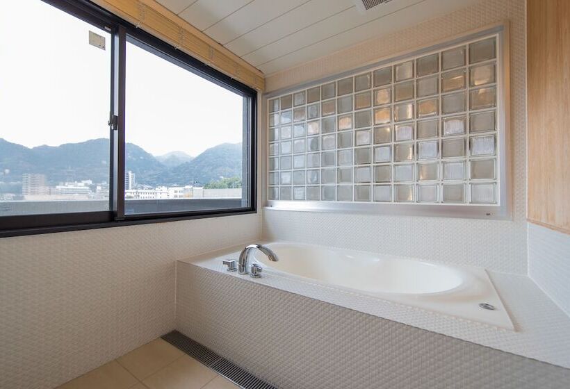 חדר דלוקס לארבעה, Hana Beppu