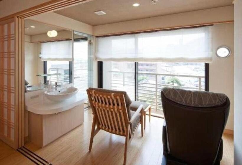 חדר דלוקס לארבעה, Hana Beppu