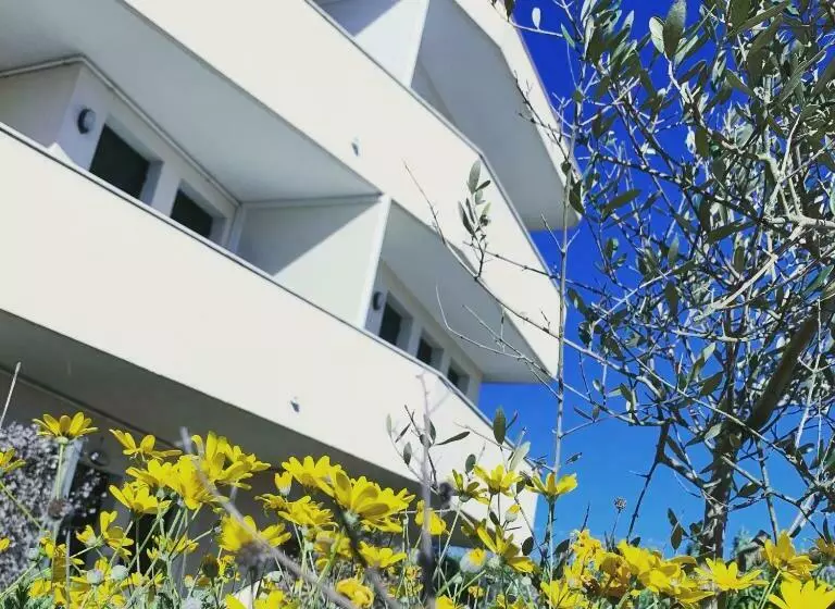 スタンダードスタジオ, Eurobeach Residence