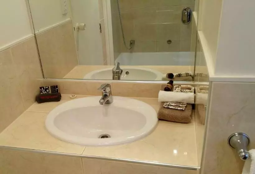 スタンダードスタジオ, Hobson's Choice Motel
