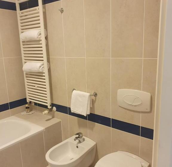 חדר סטנדרט לשלושה, Eq