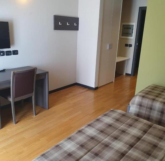 חדר סטנדרט לשלושה, Eq