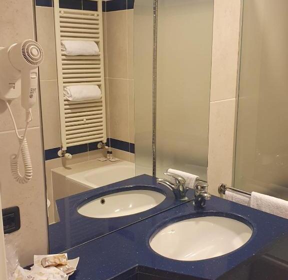 חדר סטנדרט לשלושה, Eq