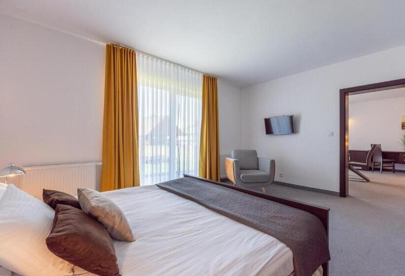 디럭스 트리플 룸, Jan