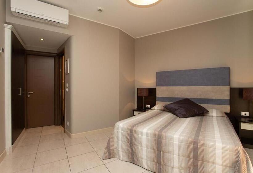 آپارتمان یک خوابه با دری مشترک که هال را جدا می کند., Mariver