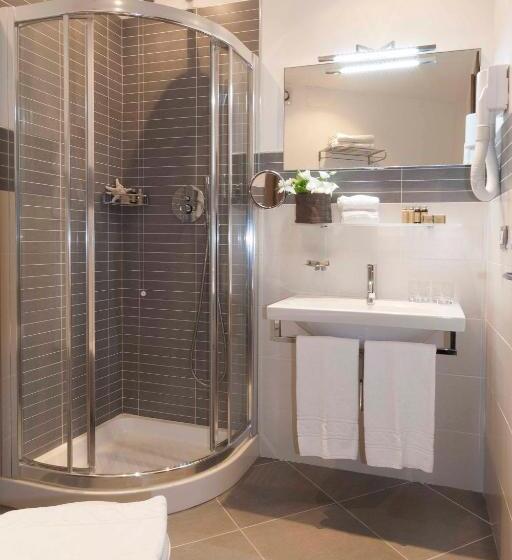 اتاق کلاسیک با چشم‌انداز استخر, Mariver