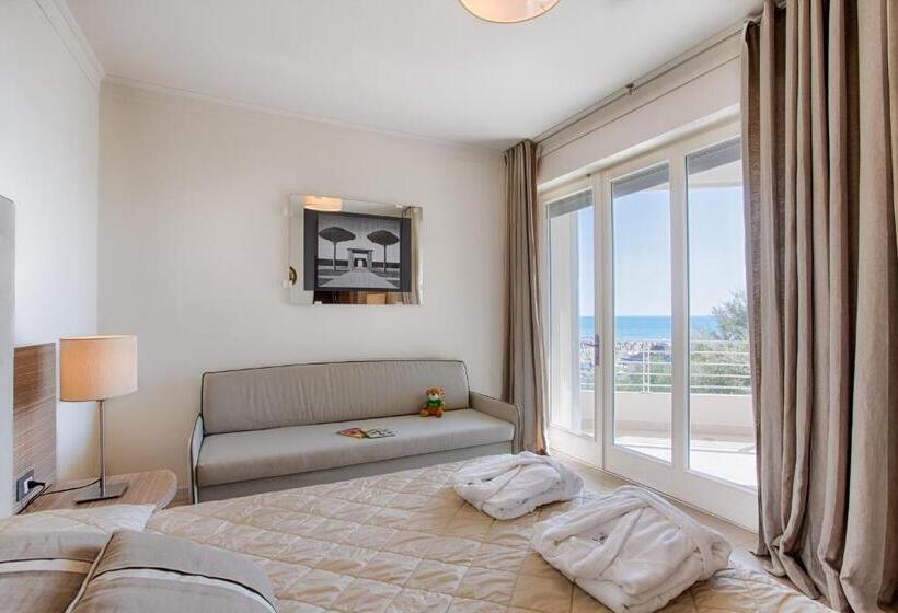 اتاق کلاسیک با چشم‌انداز استخر, Mariver