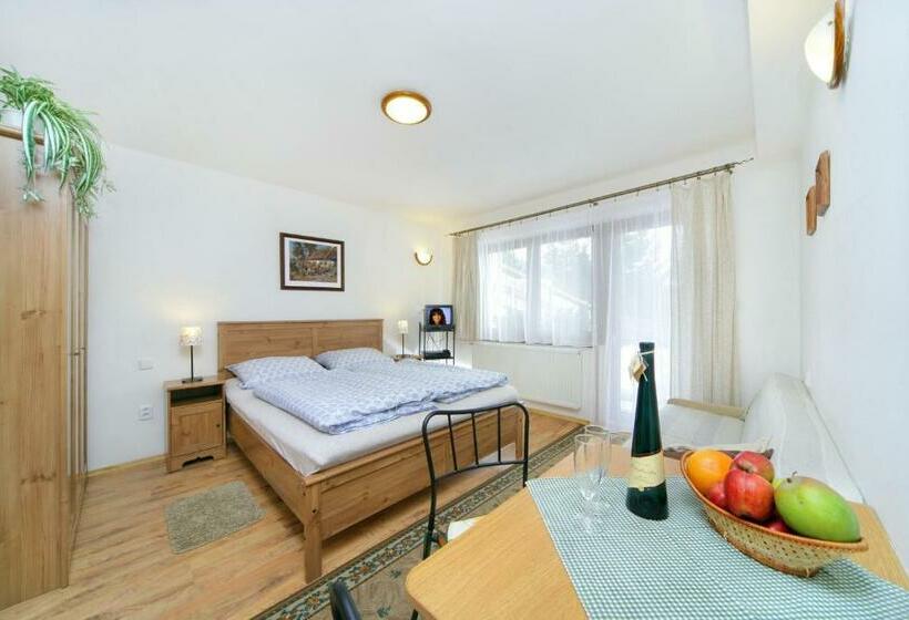 スタンダードスタジオ, Pension Karolína