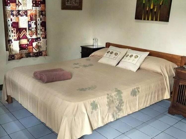 کابین, Temple Cafe & Seaside Cottages