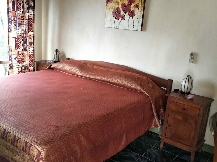 בקתה, Temple Cafe & Seaside Cottages