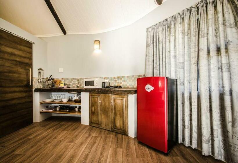 סטודיו דלוקס, Reflections Guest Farm