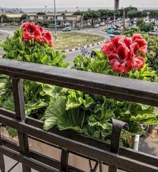 اتاق لوکس با بالکن, Airport House B&b