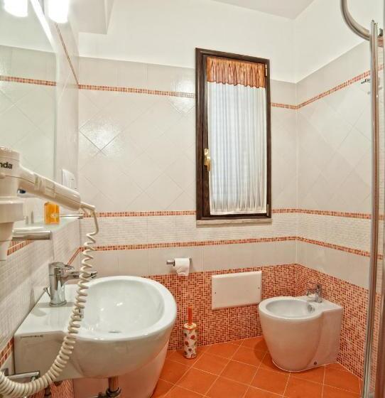 اتاق لوکس با بالکن, Airport House B&b