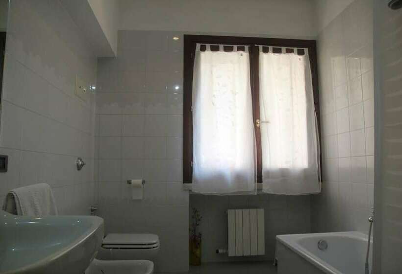 اتاق استاندارد سه تخته با سرویس بهداشتی مشترک, Casamore Rooms