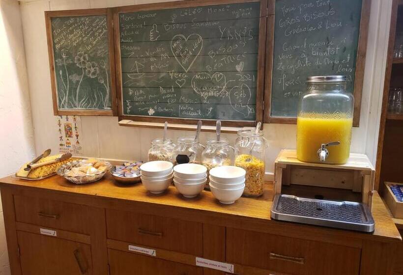 غرفة قياسية ثلاثية حمام مشترك, Hébergement Artense