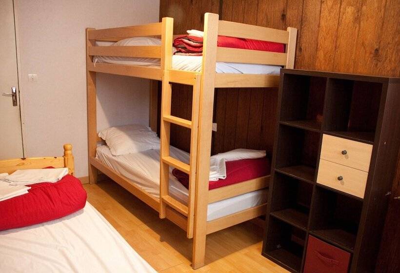 غرفة قياسية ثلاثية حمام مشترك, Hébergement Artense