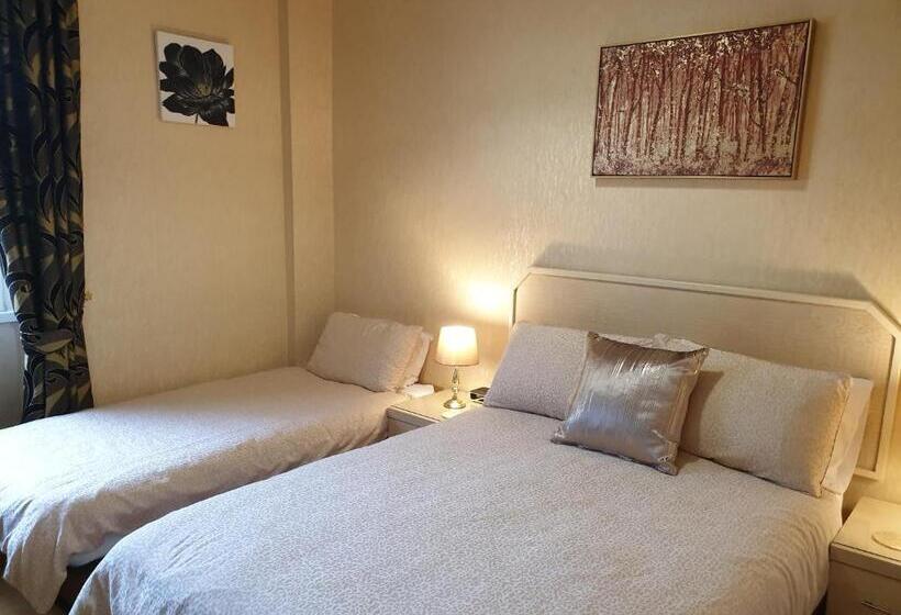 标准三人间, The Sands