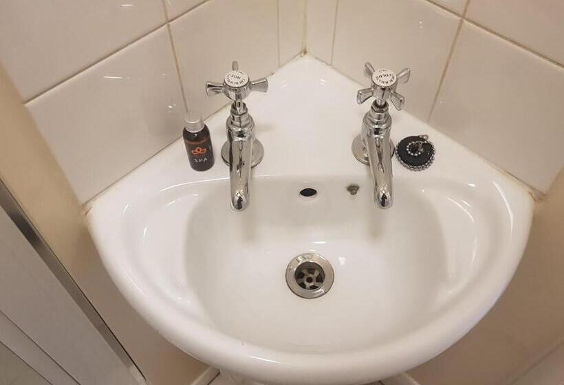 经济房, The Wheatsheaf