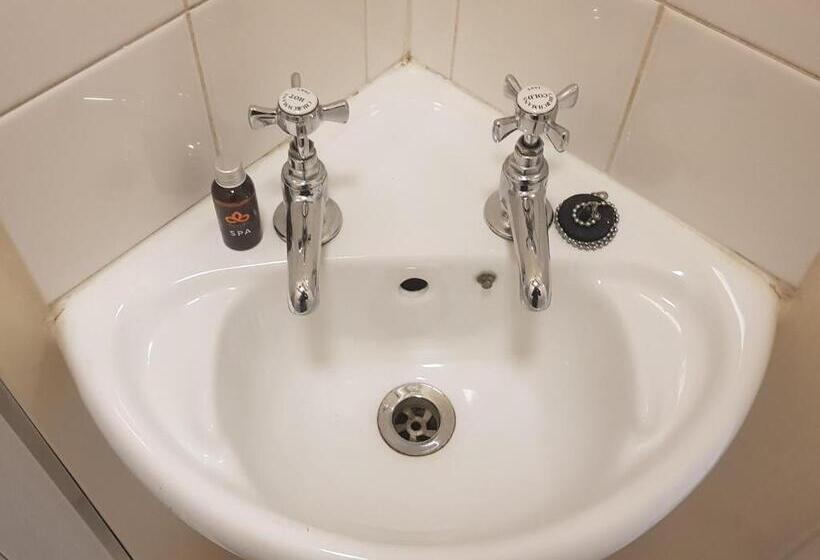 经济房, The Wheatsheaf