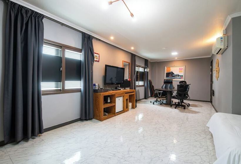 חדר משפחתי, Gung Business