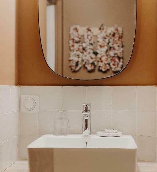 חדר משפחתי, Hôtel Palmito