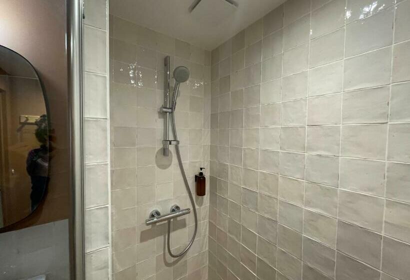 חדר משפחתי, Hôtel Palmito