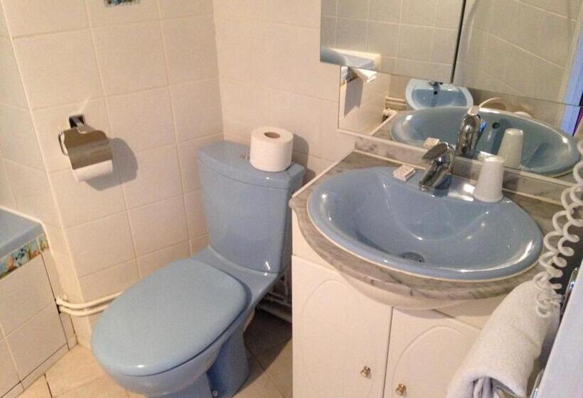 اتاق استاندارد سه نفره, Studia