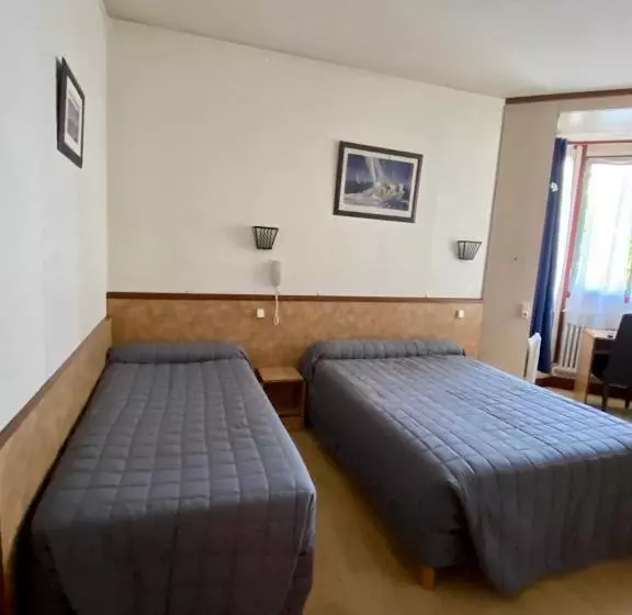 Camera Tripla Standard, Studia