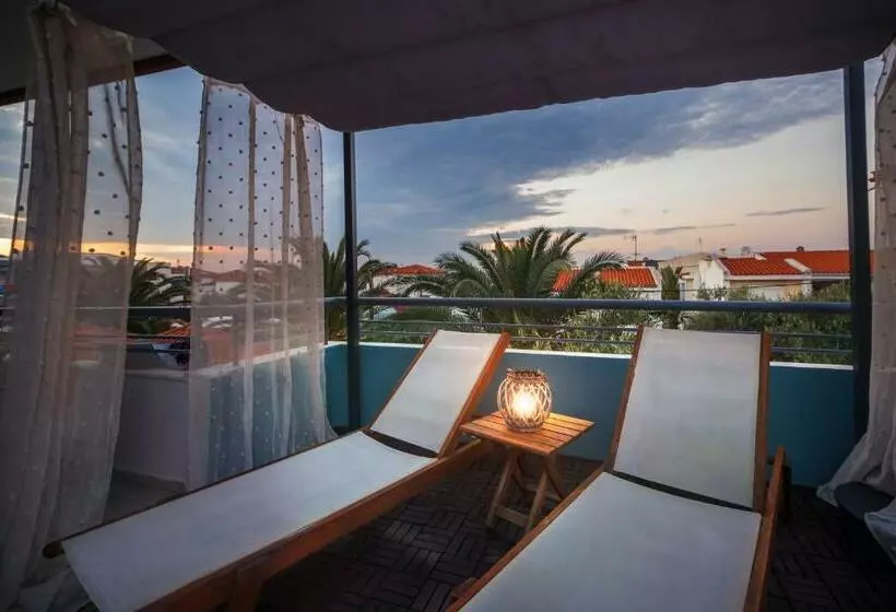 استودیوی لوکس, Kapsohora Inn