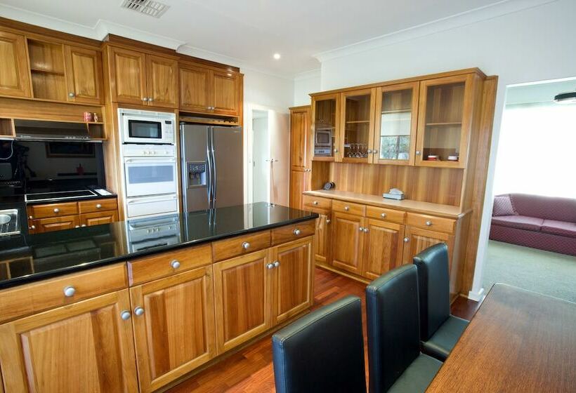 3间卧室的房子, The Commodore