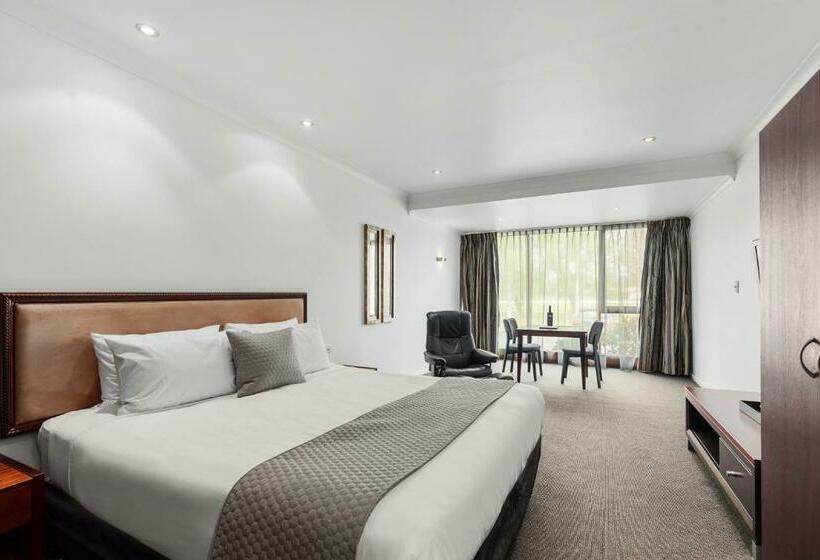 Студия Deluxe, The Commodore